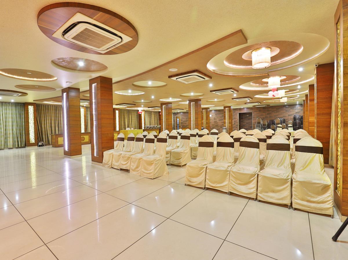 Oyo 13253 The Grand Vinayak Hotel Ahmadábád Exteriér fotografie