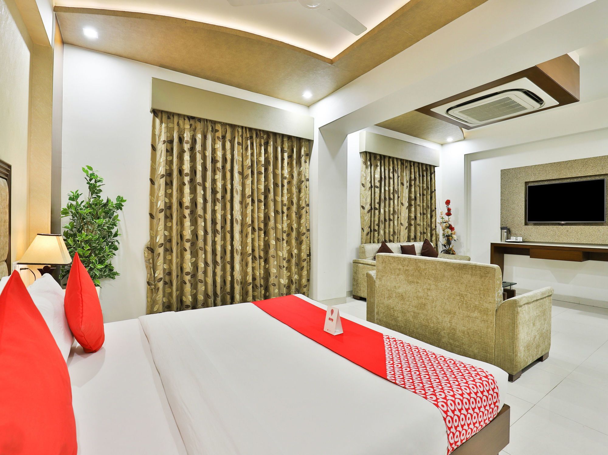 Oyo 13253 The Grand Vinayak Hotel Ahmadábád Exteriér fotografie